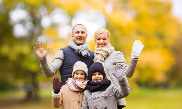 Lycklig familj i höstparken — Stockfoto