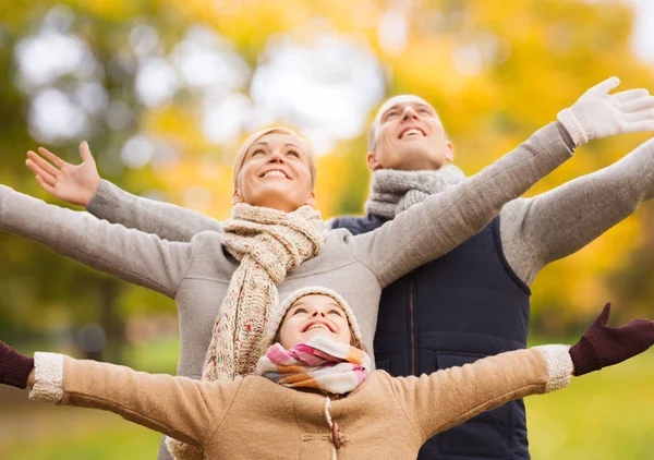 Famille heureuse s'amuser dans le parc d'automne — Photo