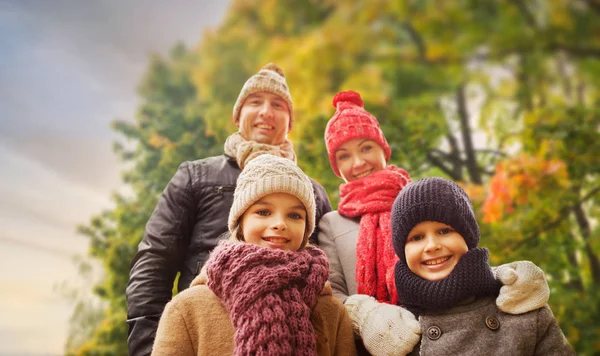 Dışarıda mutlu bir aile — Stok fotoğraf