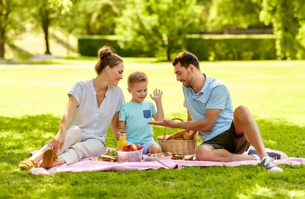 Glückliche Familie beim Picknick im Sommerpark — Stockfoto