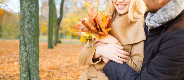Close up de casal sorridente abraçando no parque de outono — Fotografia de Stock