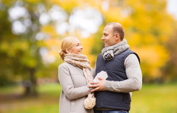 Smiling couple in autumn park — Stock Photo, Image