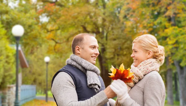 Усміхнена пара в осінньому парку — стокове фото