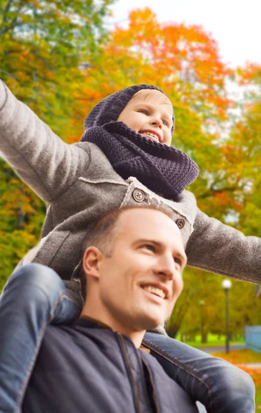 Família feliz se divertindo no parque de outono — Fotografia de Stock