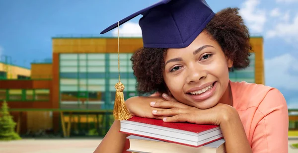 Kitaplı afro-amerikan yüksek lisans öğrencisi — Stok fotoğraf