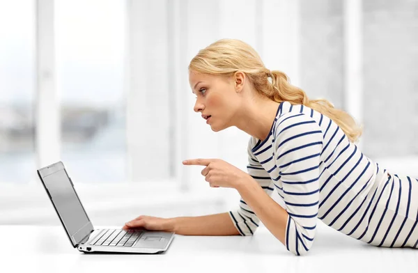 Frau hat Videoanruf auf Laptop zu Hause — Stockfoto