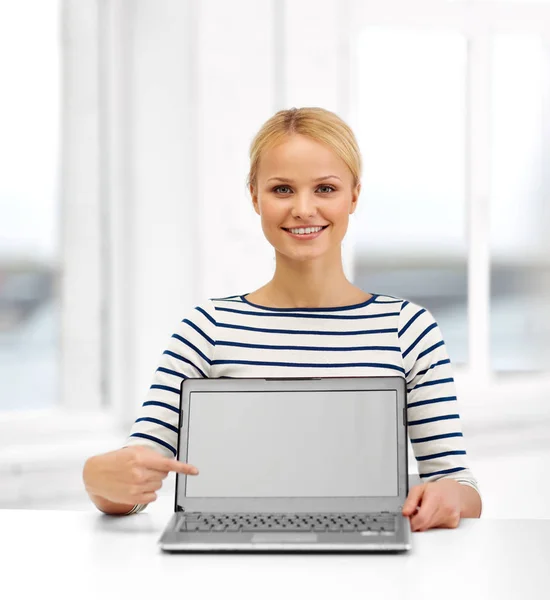 Χαμογελαστή γυναίκα με φορητό υπολογιστή στο γραφείο — Φωτογραφία Αρχείου
