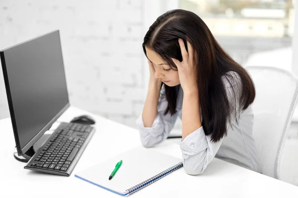 Напряженная деловая женщина с компьютером в офисе — стоковое фото