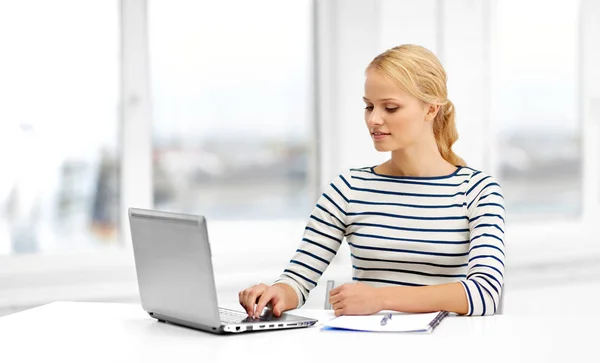 Student kvinna med bärbar dator och anteckningsbok — Stockfoto