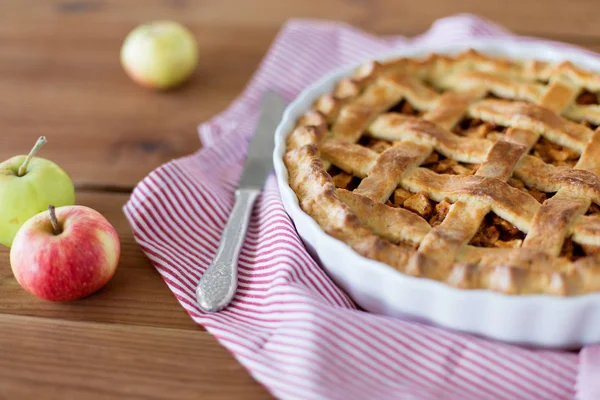 Close up de torta de maçã no molde de cozimento e faca — Fotografia de Stock