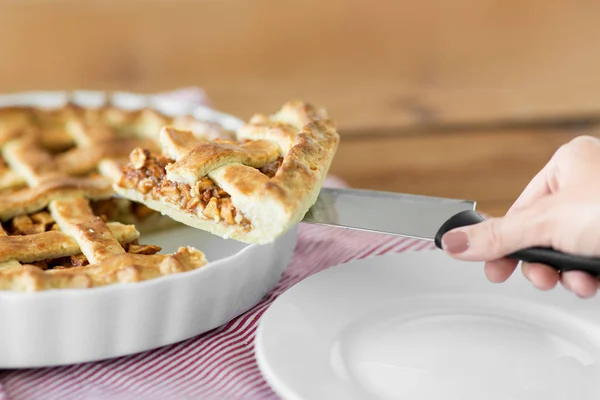 Primer plano de la mano con trozo de tarta de manzana en el cuchillo — Foto de Stock