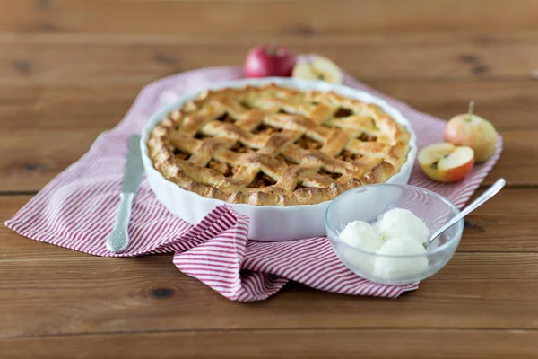 Tarta de manzana con helado sobre mesa de madera — Foto de Stock