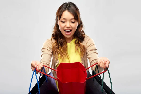Szczęśliwy Azji kobieta z otwarte torby na zakupy — Zdjęcie stockowe
