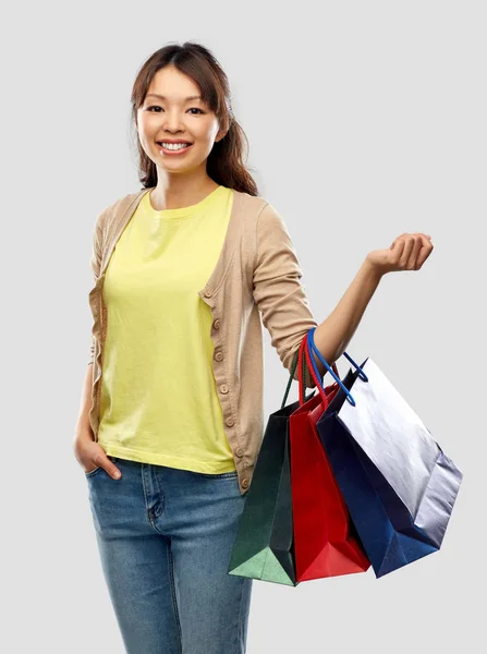 Mujer asiática feliz con bolsas de compras — Foto de Stock