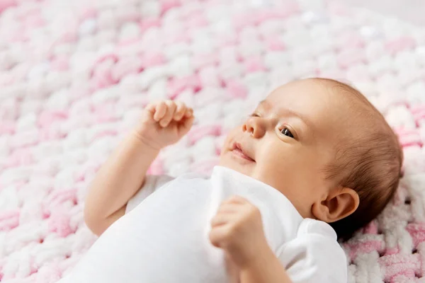 Süßes Babymädchen liegt auf gestrickter Plüschdecke — Stockfoto