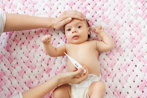 Mütterhände messen Temperatur von Baby-Mädchen — Stockfoto