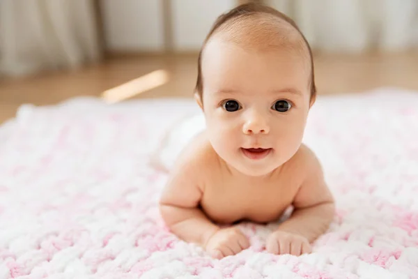 Süßes Babymädchen liegt auf gestrickter Plüschdecke — Stockfoto