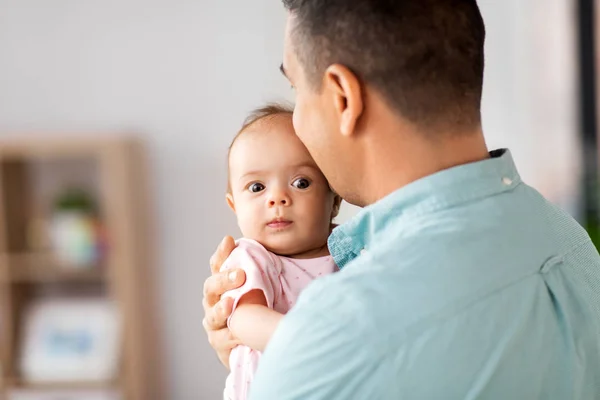 Middelbare leeftijd vader met baby dochter thuis — Stockfoto