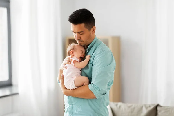 Middelbare leeftijd vader met baby dochter thuis — Stockfoto