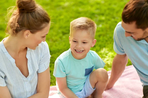 Lycklig familj på sommarparken — Stockfoto