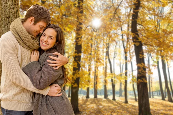 Usmívající se pár objímání v podzimním parku — Stock fotografie