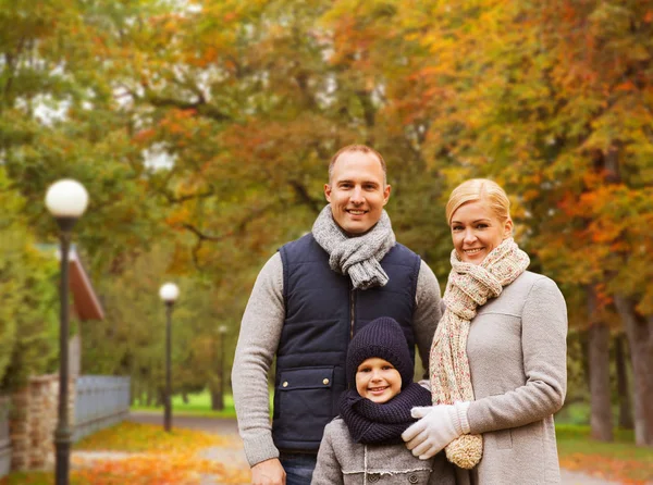 Lycklig familj i höstparken — Stockfoto