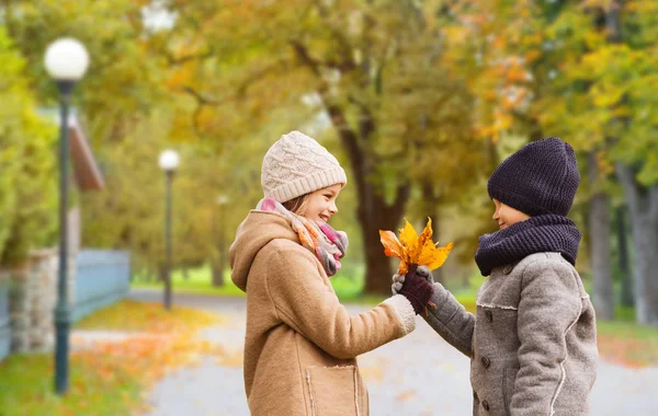 Lächelnde Kinder im Herbstpark — Stockfoto