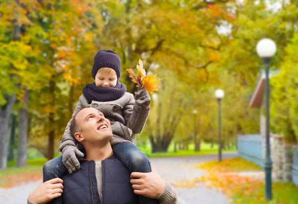 Família feliz se divertindo no parque de outono — Fotografia de Stock