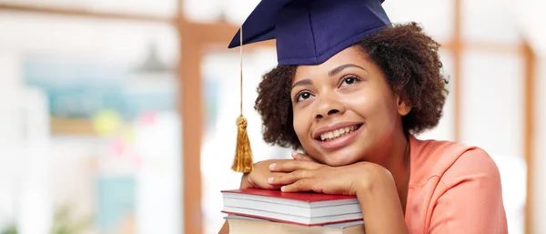 Africká americká postgraduální studentka s knihami — Stock fotografie