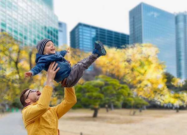 Padre con figlio divertirsi in autunno città tokyo — Foto Stock