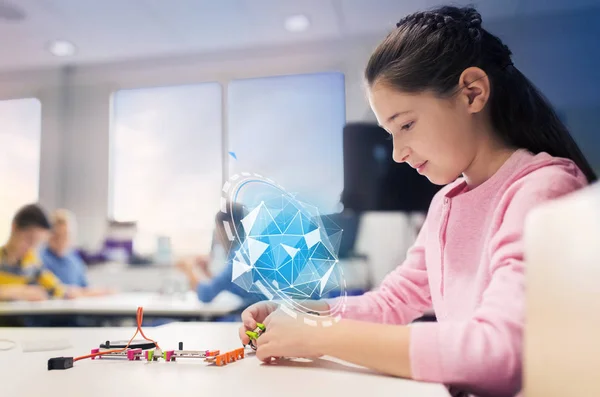 Robot de construcción de chica en la escuela de robótica —  Fotos de Stock