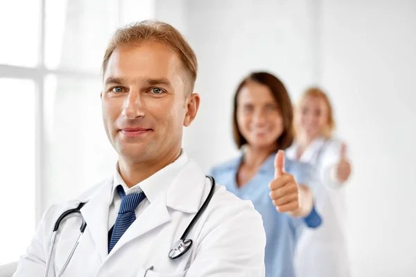 Glimlachende arts in witte jas in het ziekenhuis — Stockfoto
