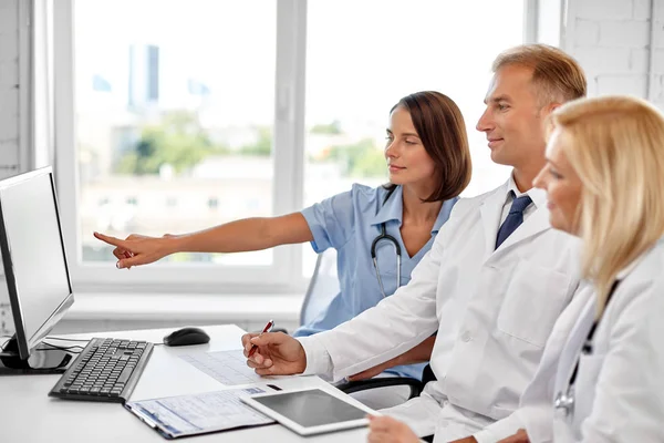 Group of doctors with computer at hospital — Stock Photo, Image