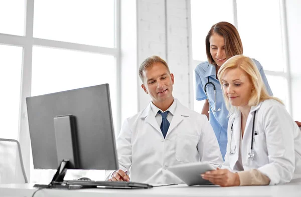 Group of doctors with tablet computer at hospital — Stock Photo, Image