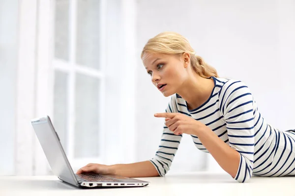 Frau hat Videoanruf auf Laptop zu Hause — Stockfoto