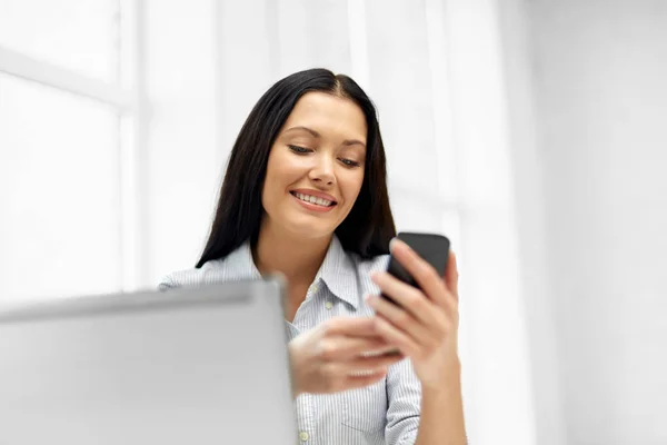 Geschäftsfrau nutzt Smartphone im Büro — Stockfoto