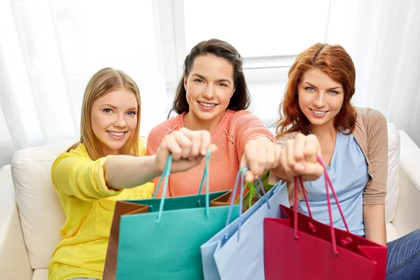 Meninas adolescentes com sacos de compras em casa — Fotografia de Stock