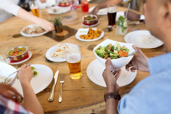 Amigos internacionales comiendo en el restaurante — Foto de Stock