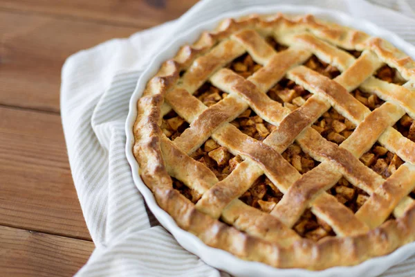 Primer plano de pastel de manzana en el molde en la mesa de madera — Foto de Stock