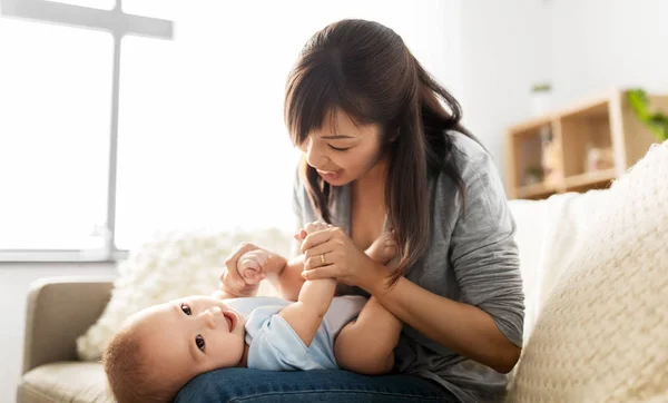 Evde küçük bebek oğlu ile mutlu genç anne — Stok fotoğraf