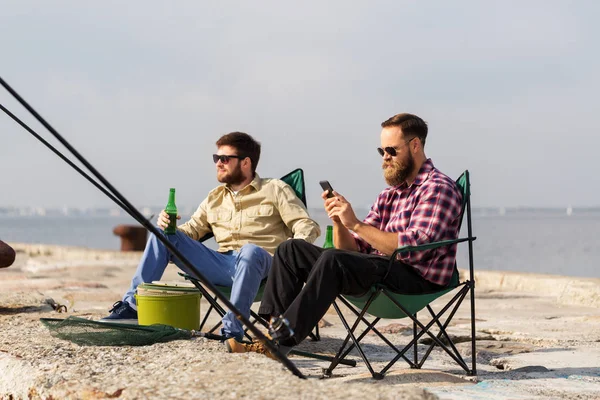 Amigos com pesca smartphone e beber cerveja — Fotografia de Stock