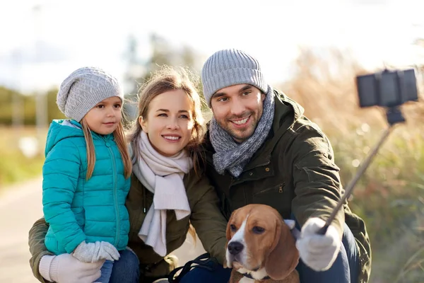 Lycklig familj med hund tar selfie i höst — Stockfoto