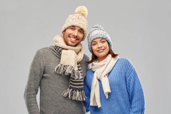 Ευτυχισμένο ζευγάρι στο χειμωνιάτικα ρούχα — Φωτογραφία Αρχείου