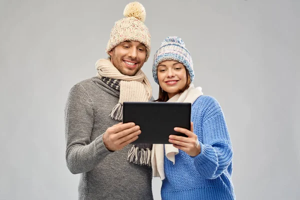 Couple in winter clothes with tablet computer — Stock Photo, Image