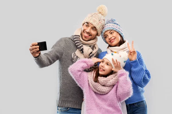 Glückliche Familie macht Selfie mit dem Smartphone — Stockfoto