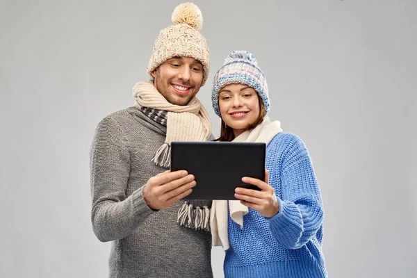 Tablet bilgisayar ile kış giysileri çift Telifsiz Stok Fotoğraflar