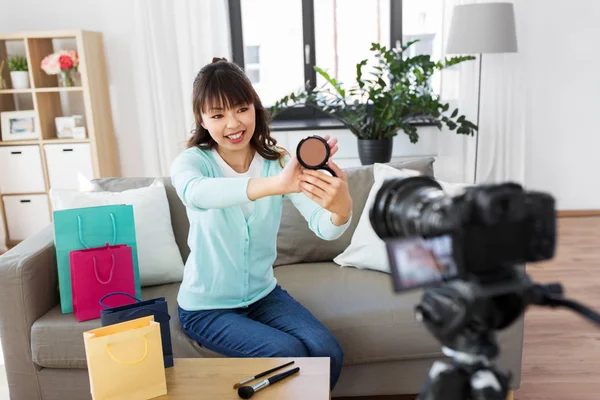 Blogger de belleza femenina haciendo video sobre maquillaje — Foto de Stock
