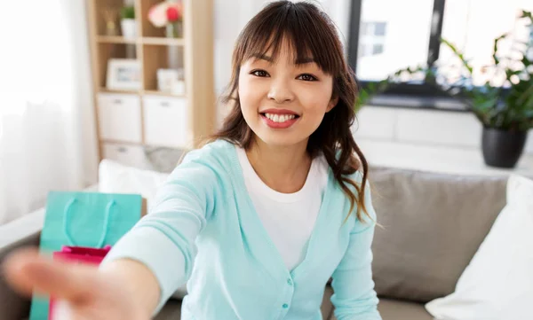 Asiatisk kvinnlig bloggare tar video eller selfie — Stockfoto