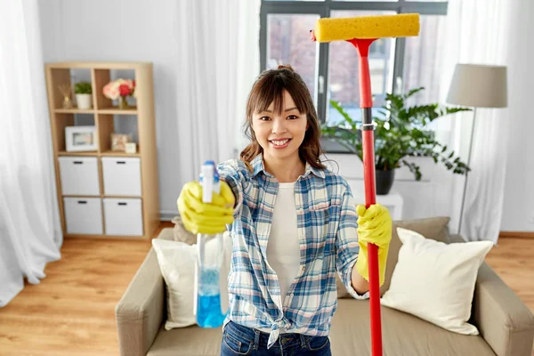 Asiatico donna con finestra pulitore e spugna mop — Foto Stock