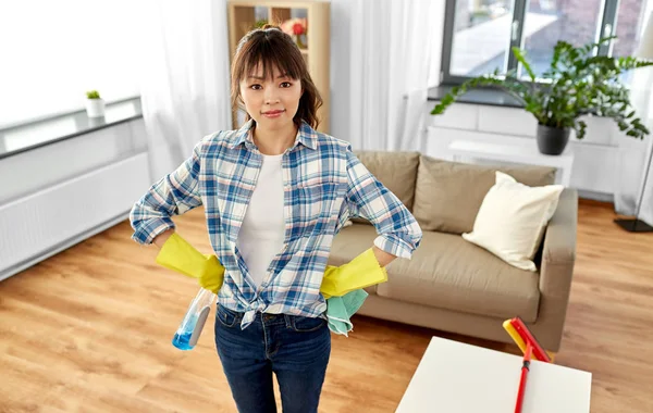 Asiática mulher com pano e detergente limpeza casa — Fotografia de Stock